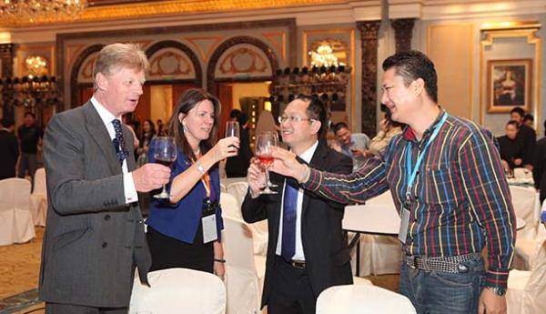 昆明奥图环保2011年远程射雾器新品发布会