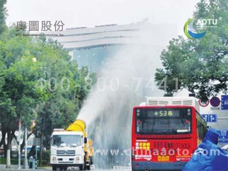 雾炮抑尘车在福州街头降尘减霾
