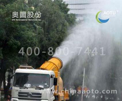 雾炮抑尘车在福州街头降尘减霾