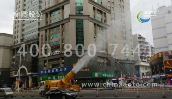 雾炮车上路降尘抗霾