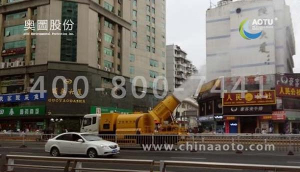雾炮车上路降尘抗霾
